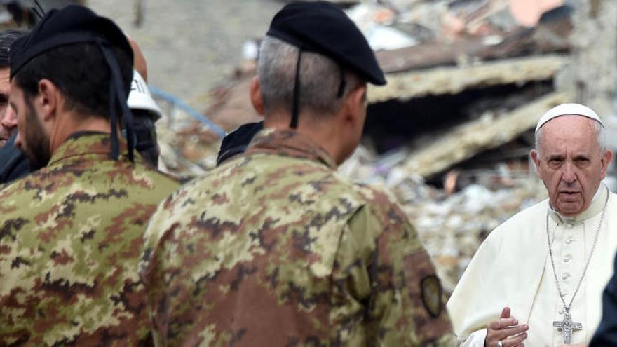 El papa visita Amatrice, el pueblo italiano devastado por el terremoto