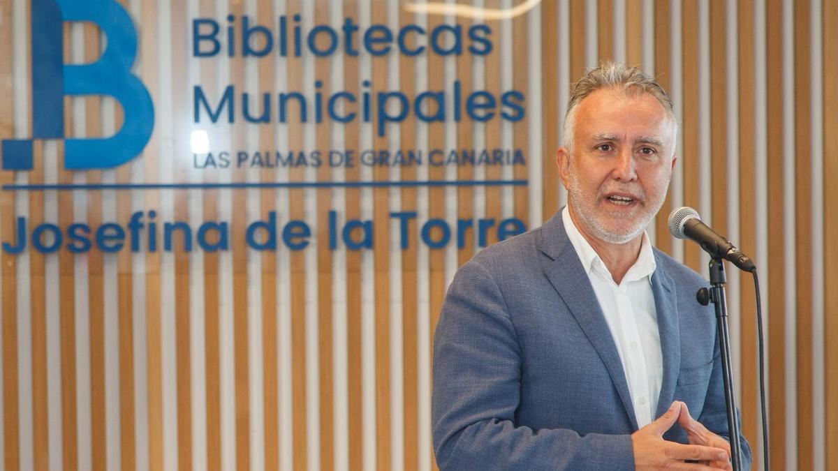 Ángel Víctor Torres inaugura la biblioteca municipal Josefina de La Torre de Las Palmas de Gran Canaria.