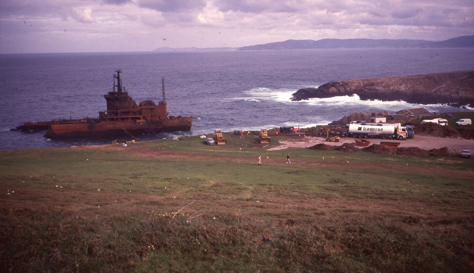 El petrolero Mar Egeo que llevaba 80000 toneladas de petroleo a la refinería de A Coruña embarrancó junto a la torre de Hércules partiéndose en dos y provocando una gran marea negra 1992 Magar (7).jpg