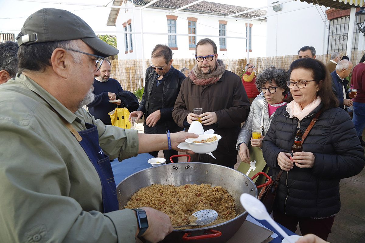 Las migas solidarias de la Cruz Blanca, en imágenes