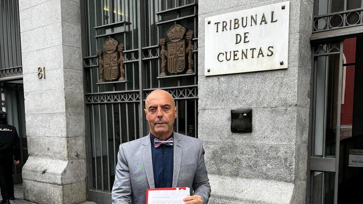 El candidato socialista a la Alcaldía de Córdoba y diputado en el Congreso, Antonio Hurtado, a la entrada del Tribunal de Cuentas.