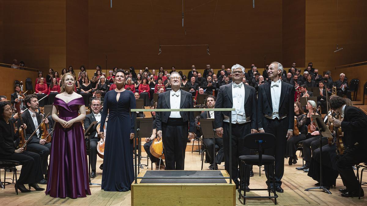 Los solistas y Salvador Mas ante la OBC y la masa coral, en L'Auditori de Barcelona