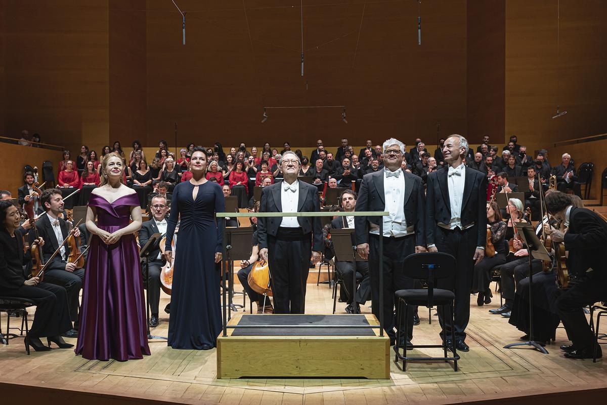 Los solistas y Salvador Mas ante la OBC y la masa coral en L’Auditori de Barcelona Los solistas y Salvador Mas ante la OBC y la masa coral en L’Auditori de Barcelona