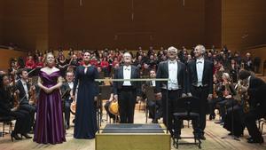 Los solistas y Salvador Mas ante la OBC y la masa coral en L’Auditori de Barcelona