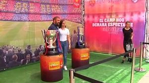 Els aficionats es retraten amb els títols del Barça abans del partit del trofeu Joan Gamper.