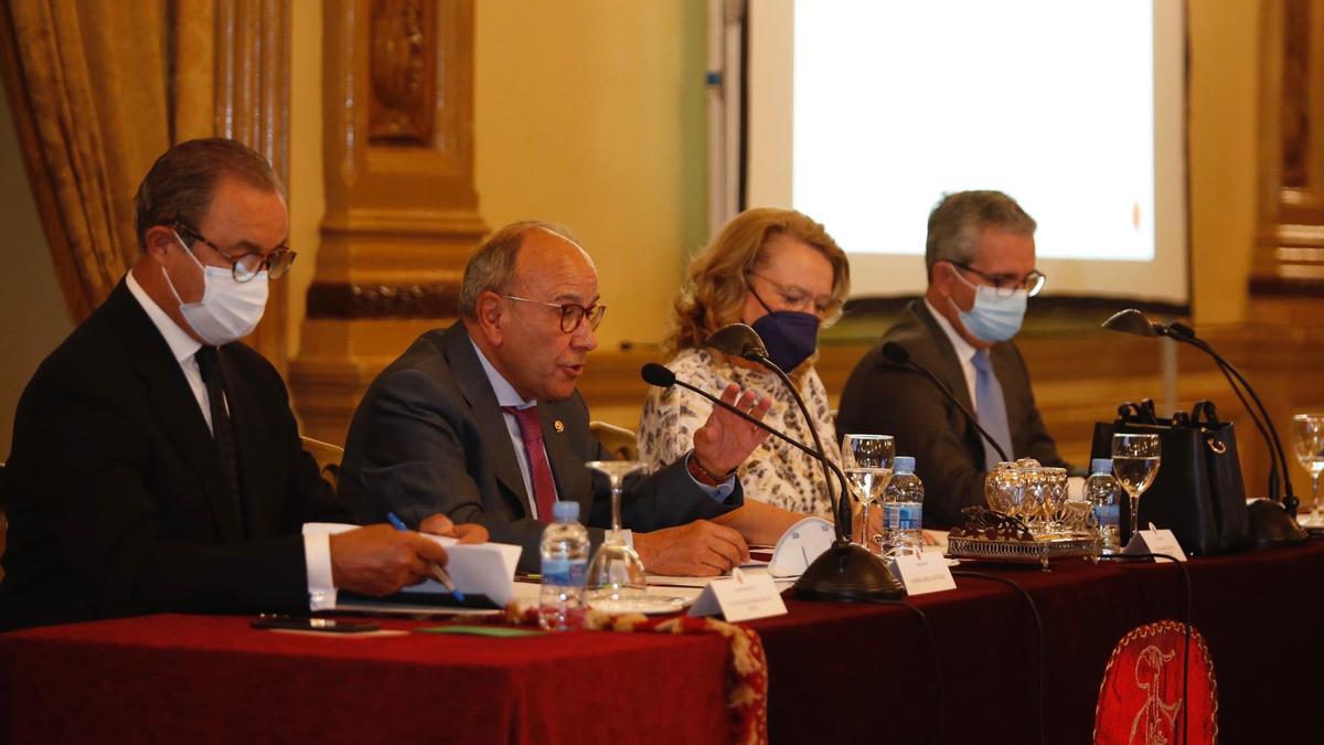 Mesa presidencial de la asamblea general del Real Círculo de la Amistad de Córdoba.