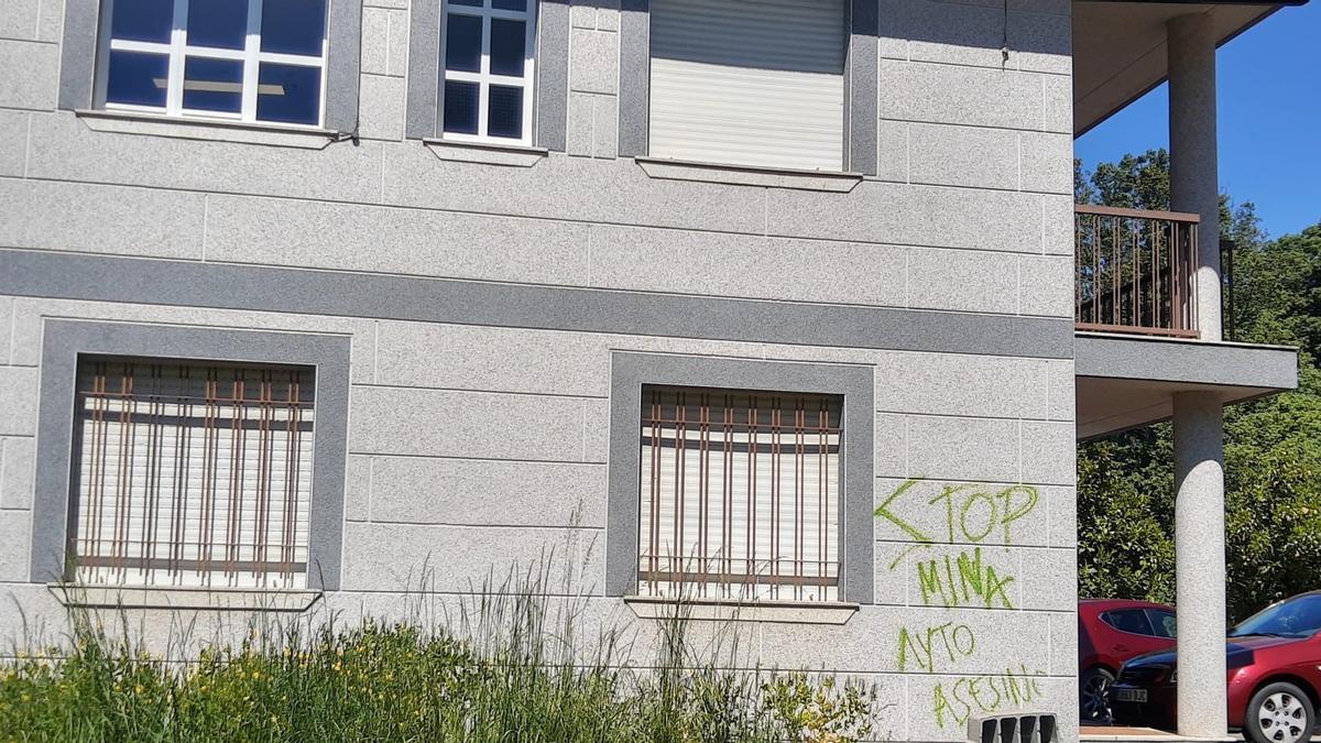 Pintada en el Ayuntamiento de Pedralba de la Pradería