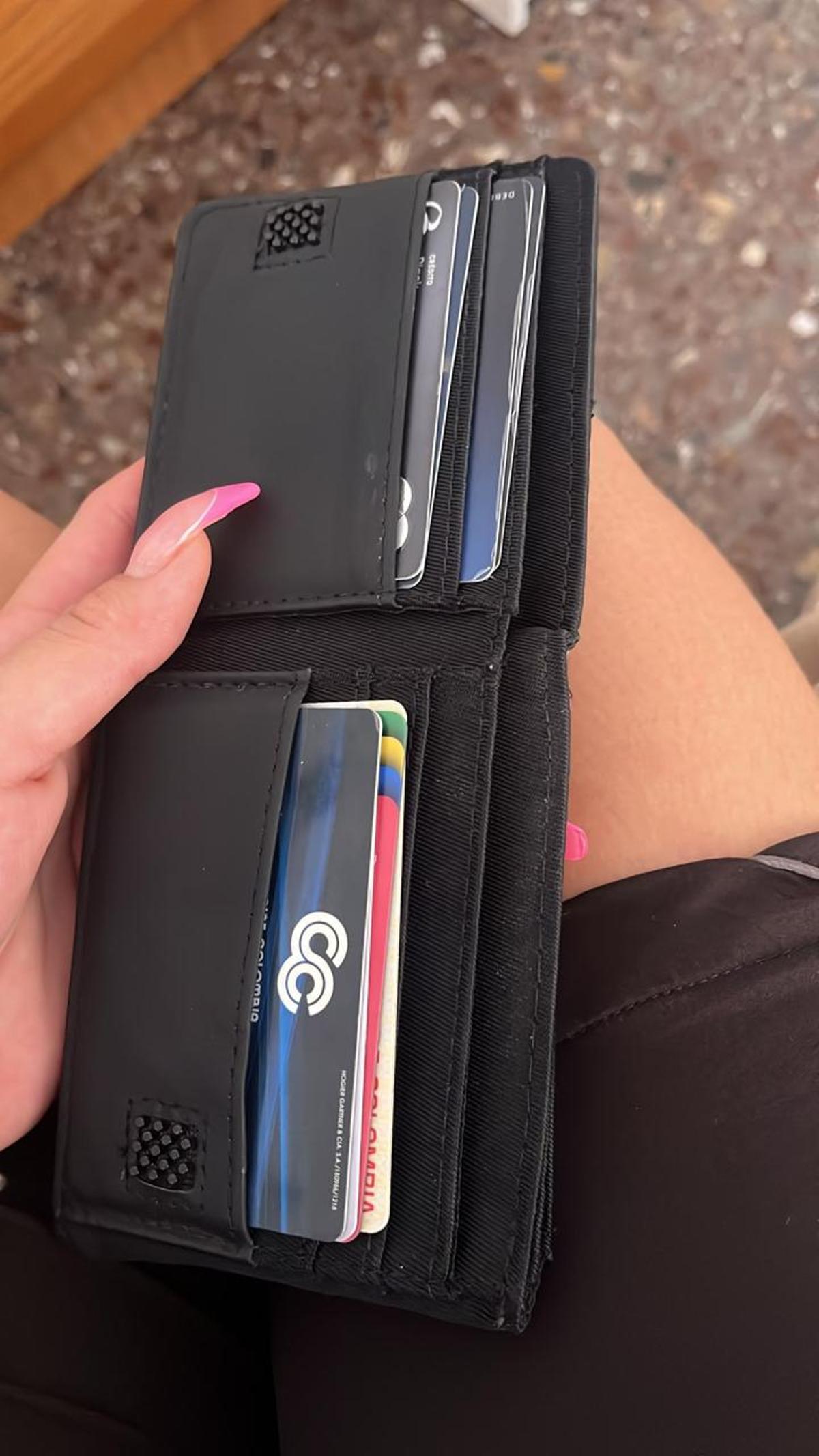 Imagen que la madre de Harold envió a su excuñado para mostrar que en la cartera ya solo estaban las tarjetas,
