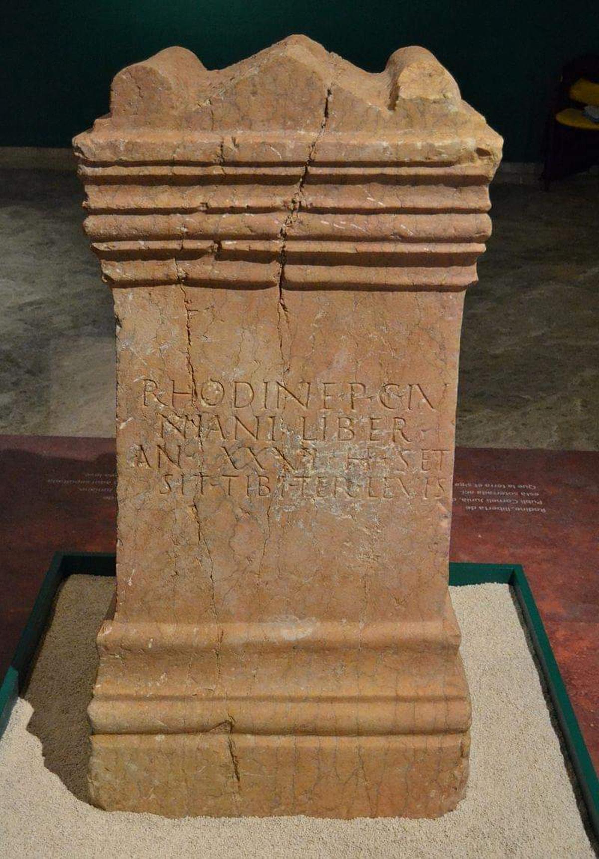 Monumento funerario que Publius Cornelius dedicó a una de sus esclavas en señal de aprecio.