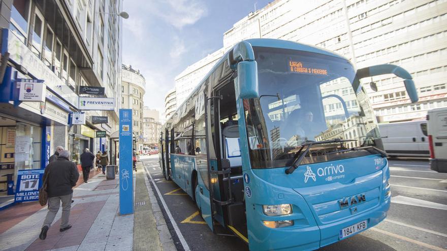 Un autobús metropolitano, en la parada de la plaza de Pontevedra.