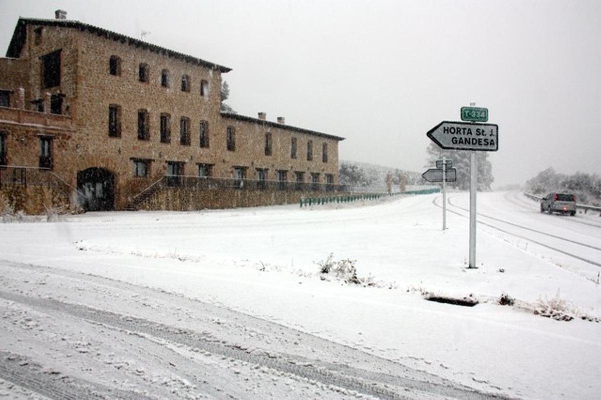 La cruïlla de la Farinera emblanquinada per la nevada a Horta de Sant Joan aquest dissabte al matí.