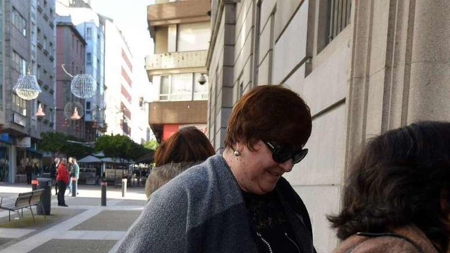 Rosario Lorenzo entrando ayer al Palacio de Justicia. // Gustavo Santos
