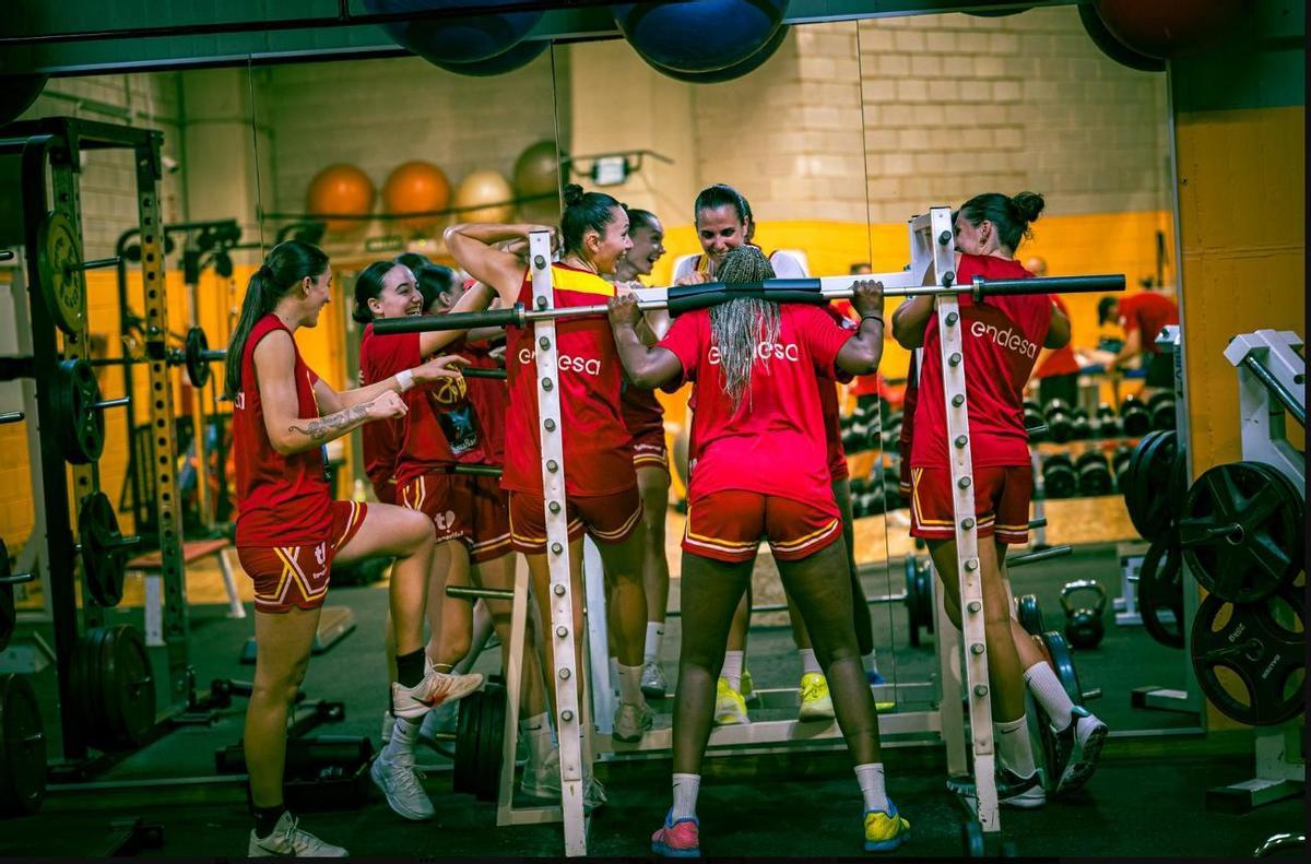 Las jugadoras de la selección, en el gimnasio del Pabellón Príncipe Felipe de Zaragoza.