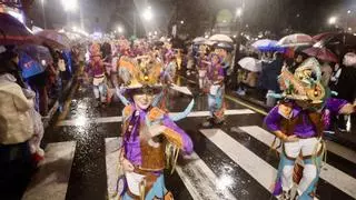 Sigue el desfile del Antroxu de Gijón en directo: la ilusión y el colorido de las agrupaciones hacen frente a la lluvia