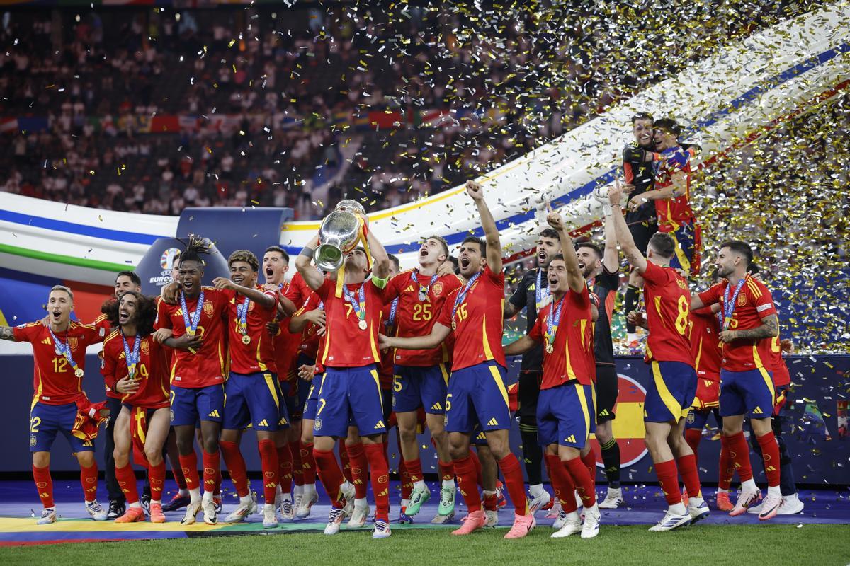 El capitán de la selección española Álvaro Morata levanta el trofeo junto a sus compañeros durante la celebración de la victoria de la Eurocopa, tras vencer a Inglaterra en el partido de la final disputado este domingo en el Estadio Olímpico de Berlín. 