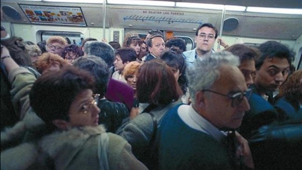 Un vagón abarrotado durante los servicios mínimos de la huelga de metro de 1994.