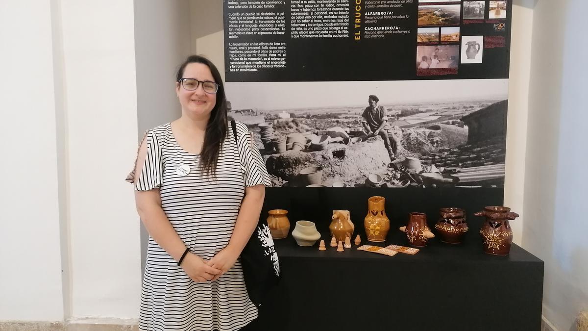 Azucena Carbajosa posa junto a sus obras en la iglesia de La Concepción