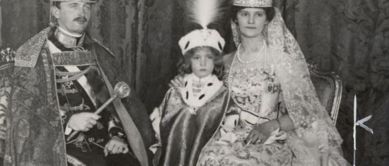Carlos I, su esposa Zita y su hijo Otón, tras la coronación