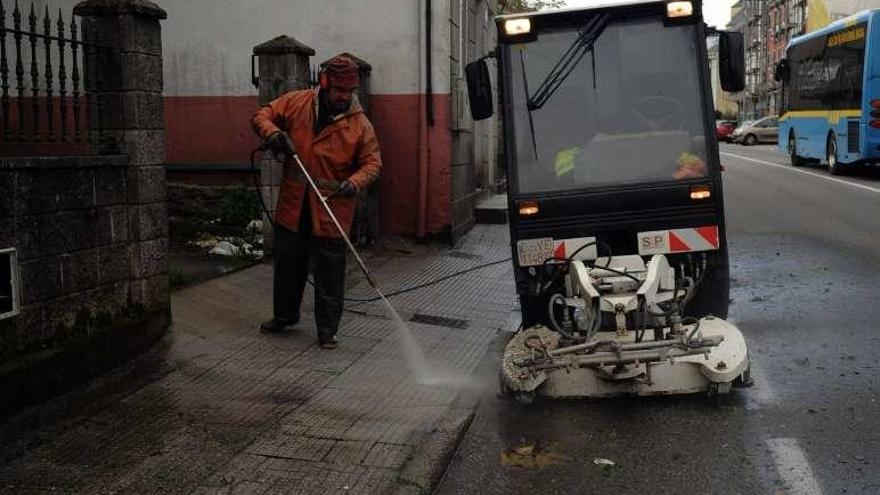 Trabajos de limpieza en la avenida de Cambados. // Iñaki Abella