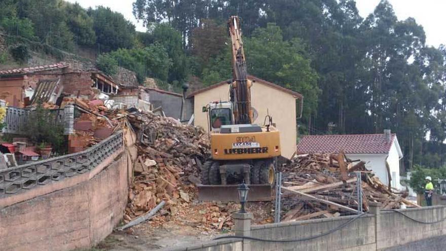 El derribo de las casas de Sotiello, ayer.