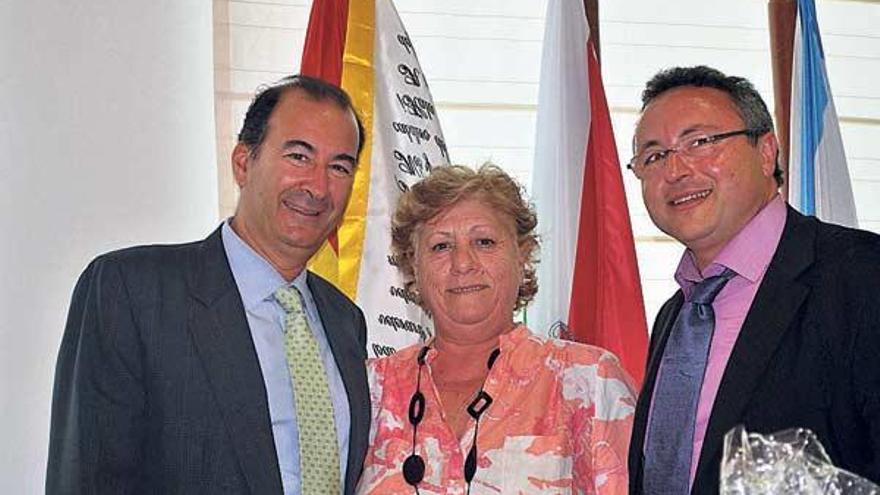 Eduardo Fernández de Blas (vicepresidente del Real Madrid), la homenajeada y José Lorenzo.