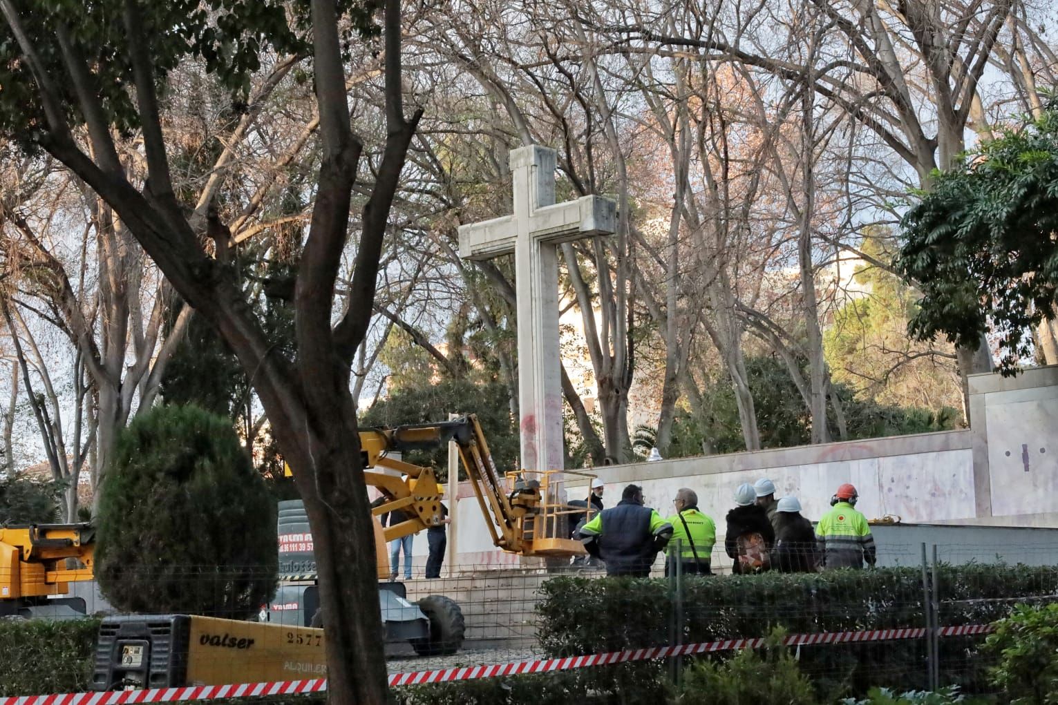 Todas las imágenes del 'Día D' la retirada de la cruz del Ribalta en Castelló