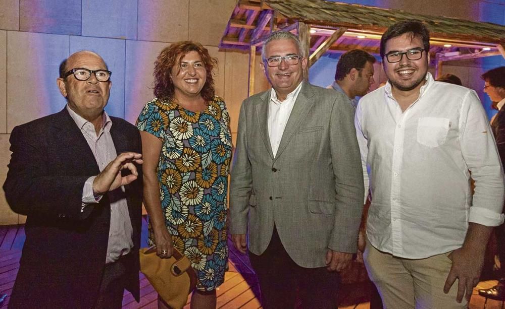 Joan Huguet (PP), junto a los diputados de El Pi Maria Antònia Sureda y Jaume Font, y el periodista de Diario de Mallorca Àlex Cortés.