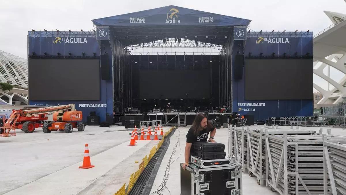 Desmontaje del festival de Les Arts, tras su cancelación.