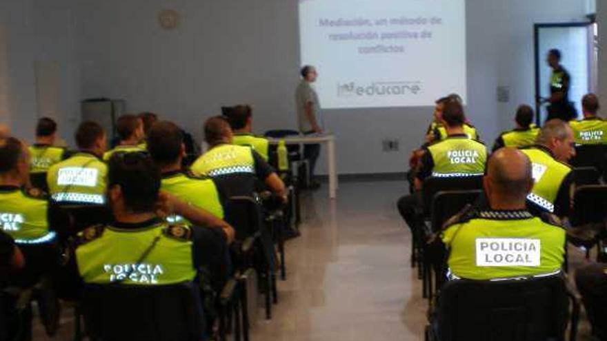 Agentes de la Policía Local durante la jornada informativa.