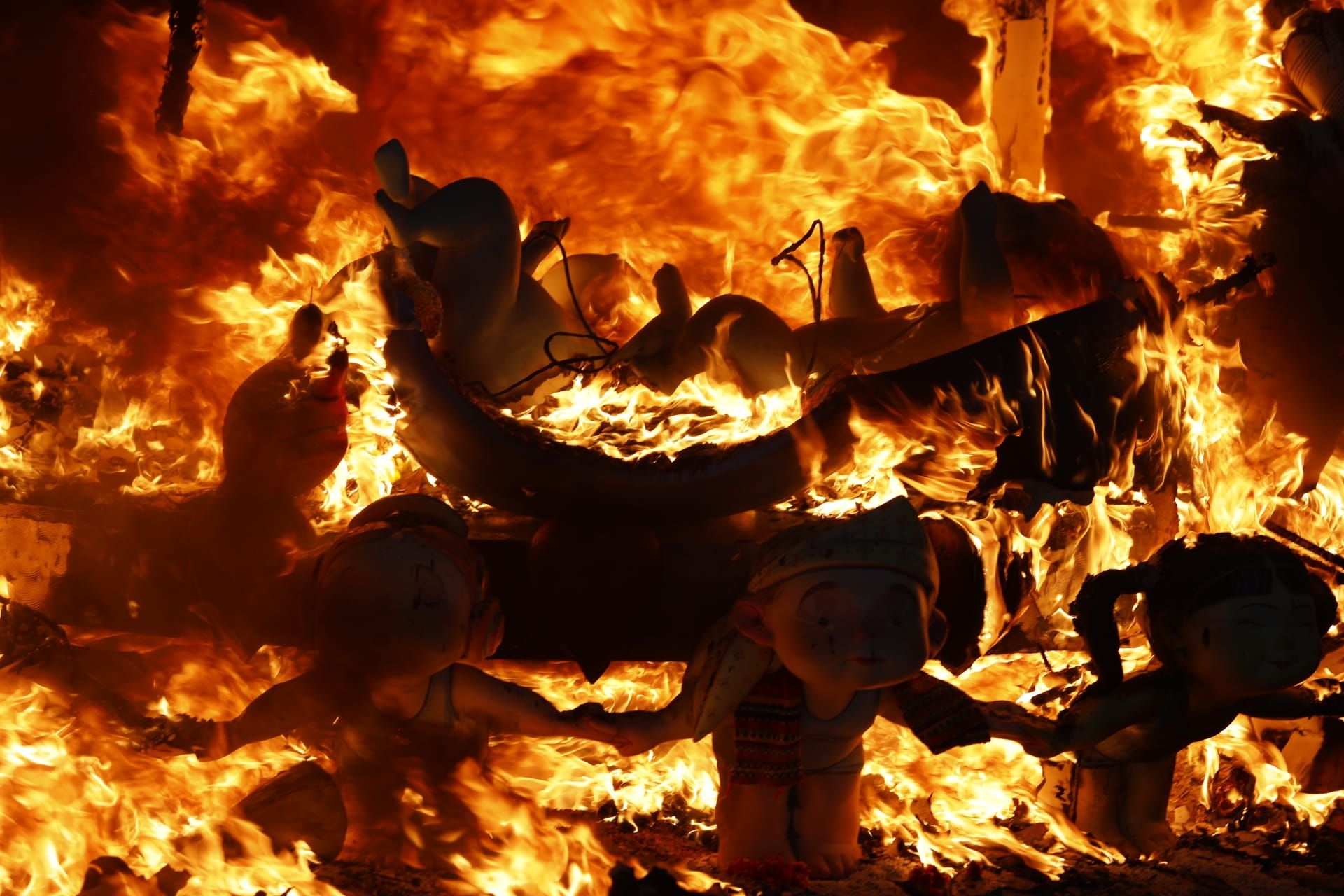 Así ha sido la Cremà de la falla Convento Jerusalén - Matemático Marzal