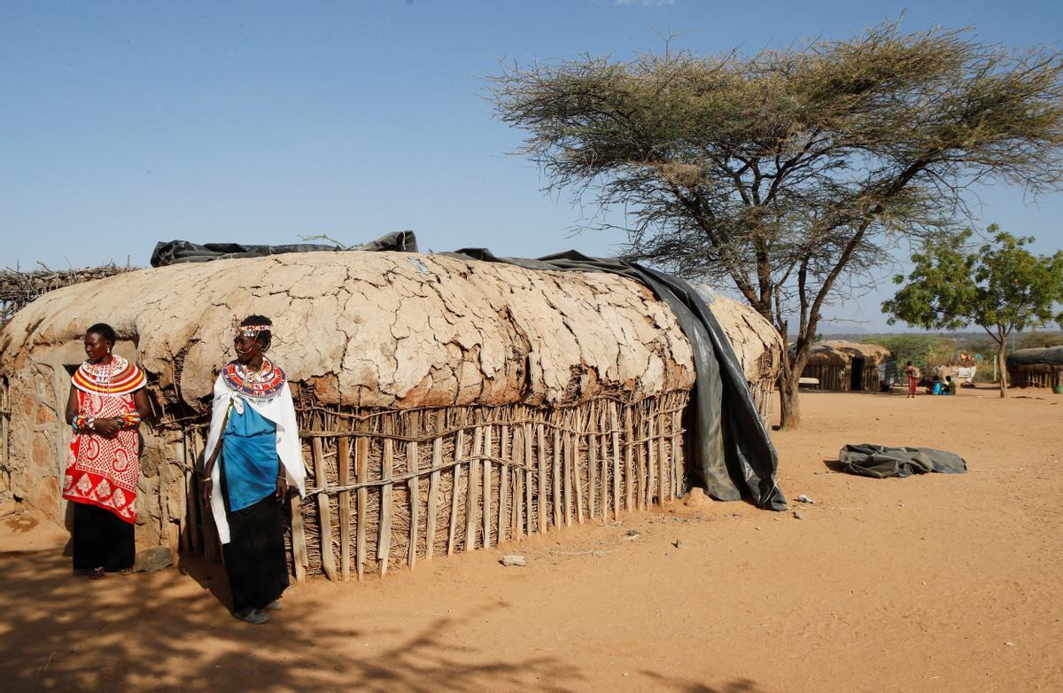 Las mujeres de la tribu Samburu que escaparon de la mutilación genital femenina y otros tipos de violencia de género hacen adornos tradicionales en la aldea de Umoja donde los hombres están restringidos, en Kenia