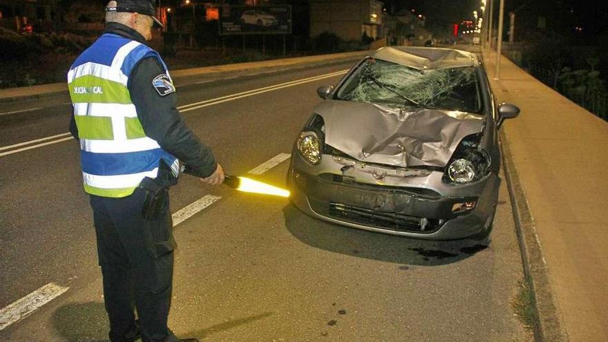 Un agente de la Policía Local de Bueu en un accidente reciente. // Santos Álvarez