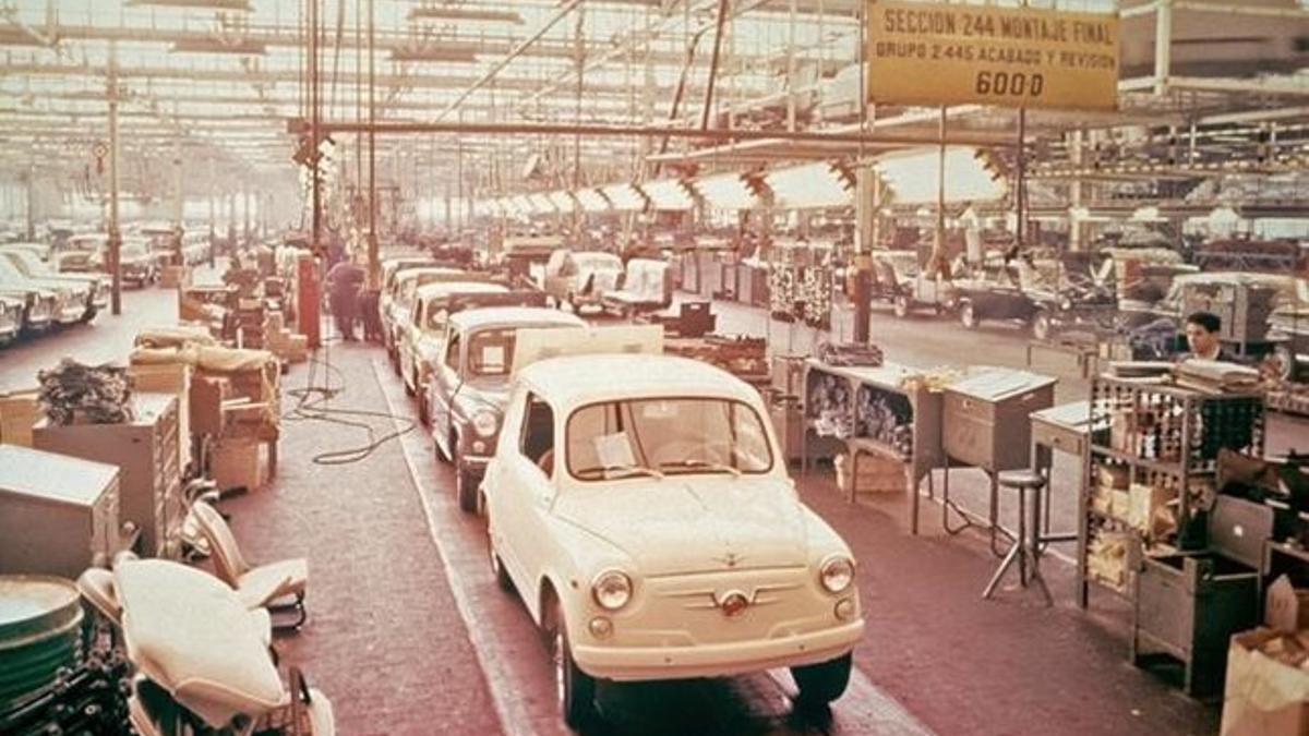 Cadena de montaje del Seat 600, en los años 60.