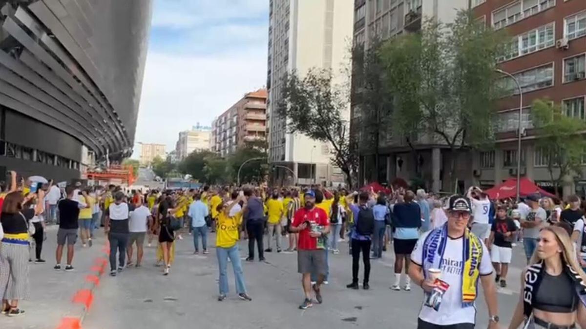 Aficionados de la UD Las Palmas en los alrededores del Santiago Bernabéu