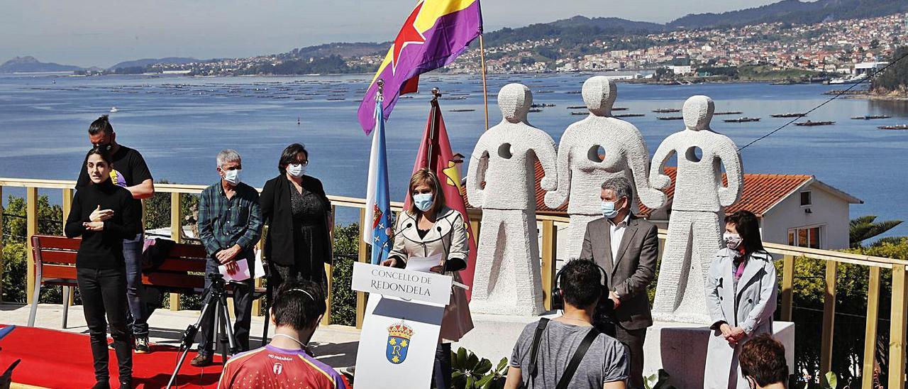 La alcaldesa redondelana, Digna Rivas, interviene ayer en la inauguración del monumento. |   // RICARDO GROBAS