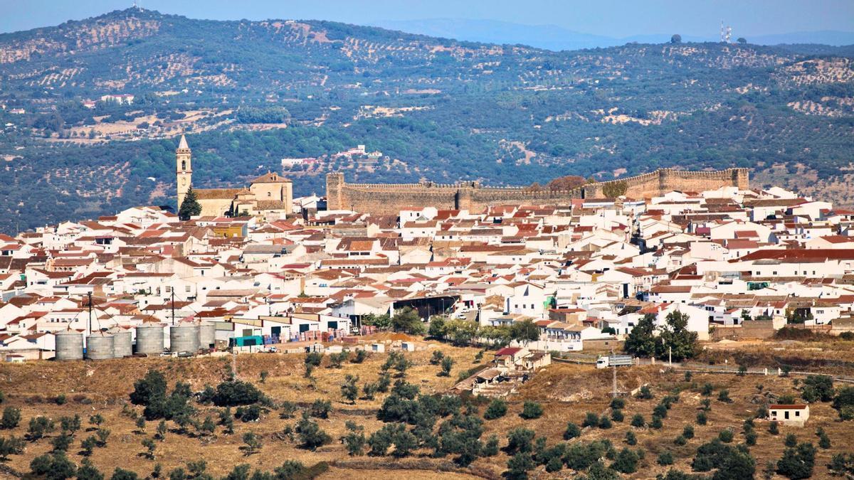 Entramos en el pueblo donde mejor se come de España, conocido como "la catedral del ibérico": tiene un castillo medieval y una sierra de cuento llena de dehesas