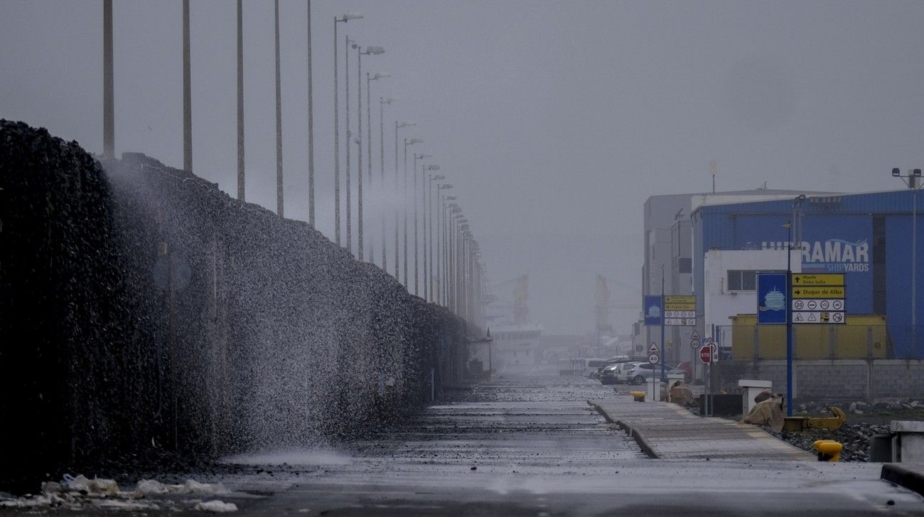 El fuerte viento golpea a una Canarias con calima