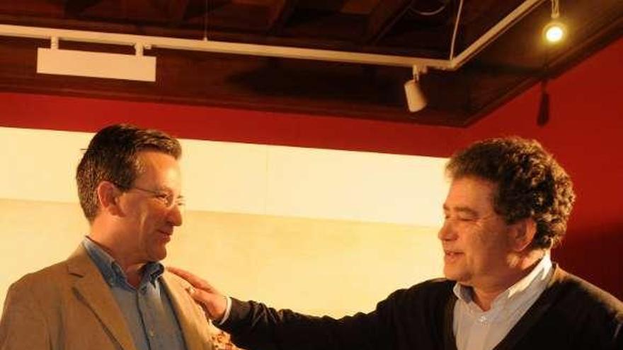 Vence, a la izquierda, con Miguel Fernández Lores. // G. Santos