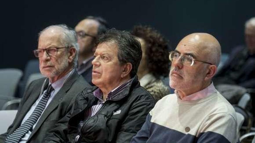 Arriba, Marcos Merino, José Díaz y Virginia Gil Torrijos. Sobre estas líneas, público, ayer, en el Club Prensa Asturiana.