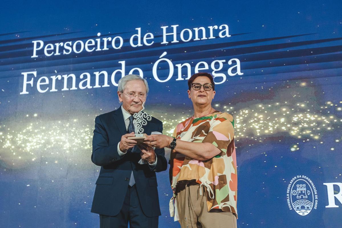 Fernando Ónega recoge el premio.