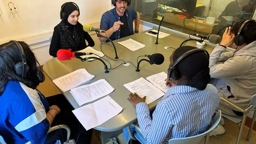 Vídeo: Alumnes de l'institut Vallvera de Salt creen un pòdcast dins d'un projecte educatiu de la Fundació Ciutat Invisible
