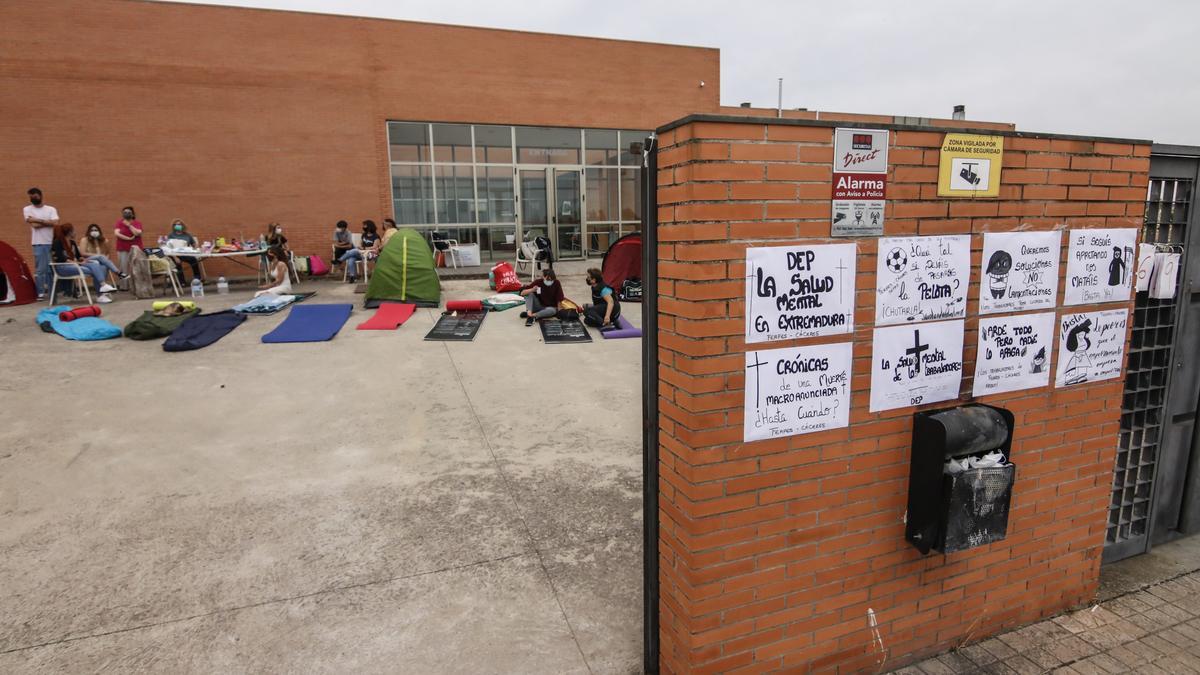 Imagen del centro de salud mental de Feafes en el barrio de Mejostilla en una protesta de los trabajadores.