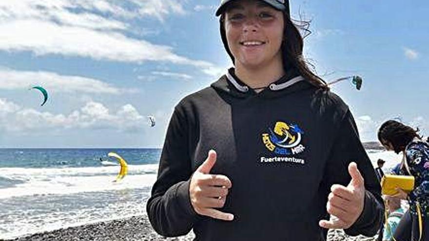 La kitesurfista majorera Alexandra Torres, ayer, en playa de Vargas.