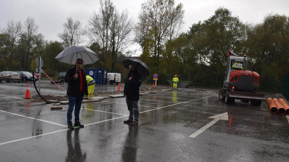 Los concejales de Siero, Alejandro Villa Martínez y Víctor Villa, visitan el inicio de las obras del área de autocaravanas en Pola de Siero.