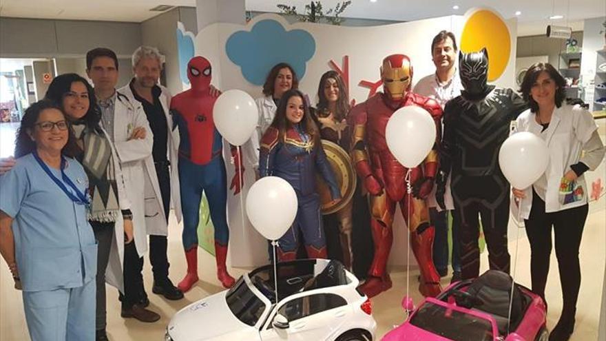 Coches eléctricos para ir al quirófano infantil en el hospital Infanta Margarita de Cabra