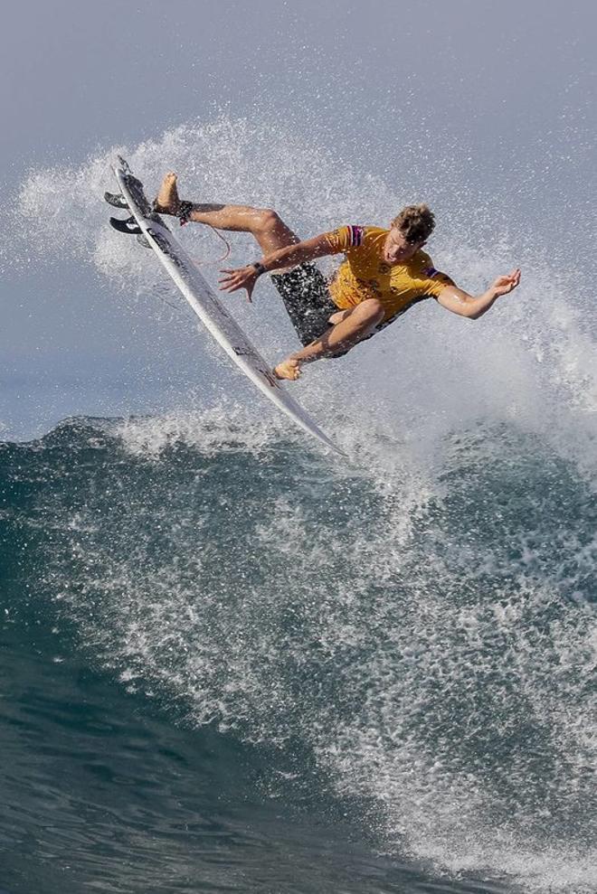John John Florence de Hawaii en acción durante la ronda de 32 en el evento de surf Protegido Corona Bali como parte de la Liga Mundial de Surf 2019 en Keramas.