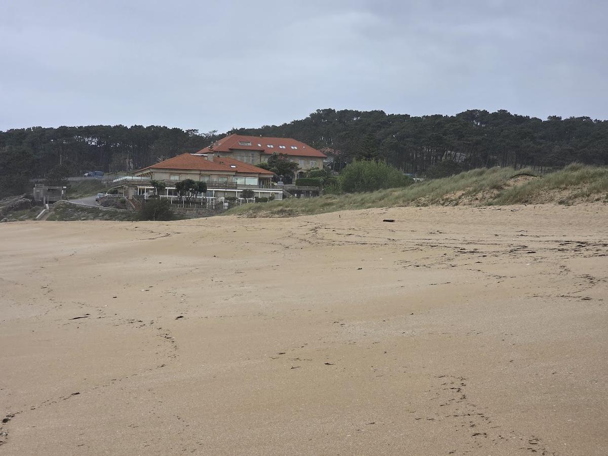 El hotel-restaurante situado a pie de playa y, detrás, el complejo vacacional de la Diputación.