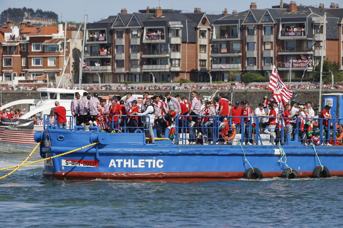 La plantilla del Athletic Club de Bilbao, en la Gabarra.