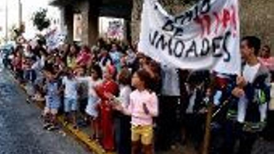 Padres y niños del colegio Bótoa protestan en la calle