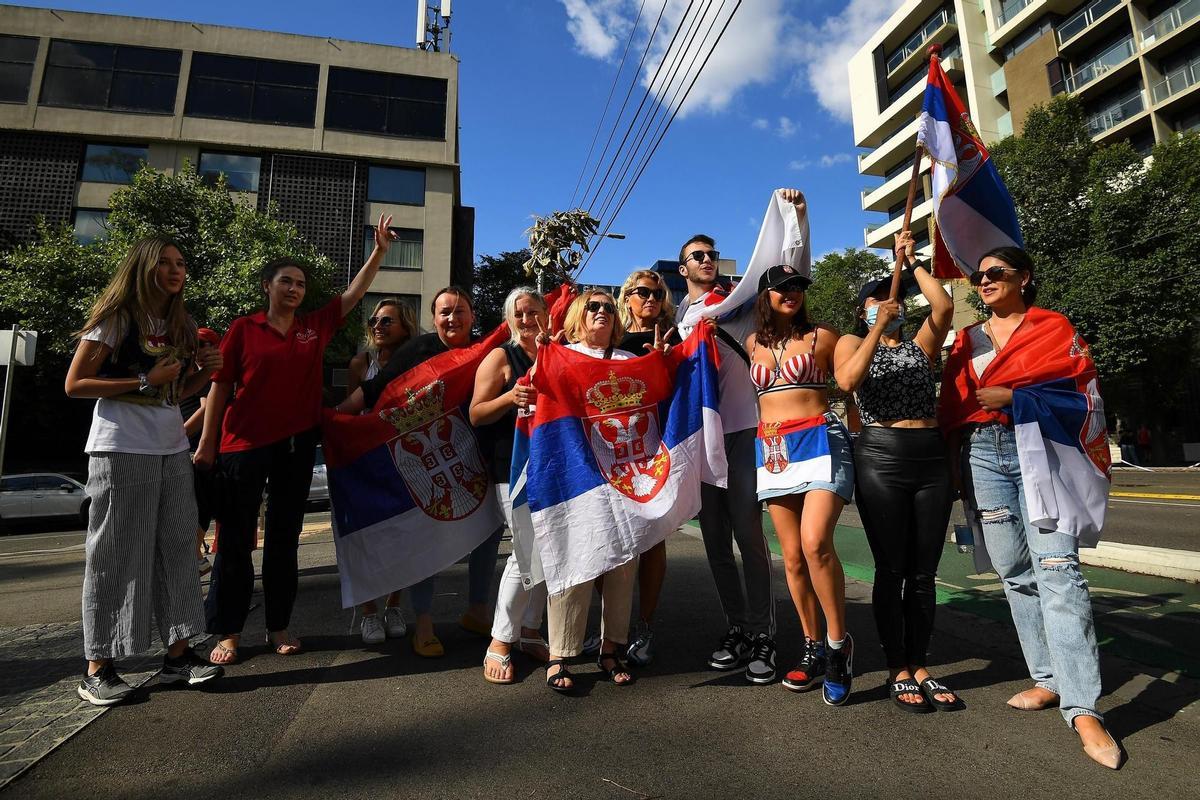 Aficionados de Djokovic apoyan al tenista serbio frente a su hotel.